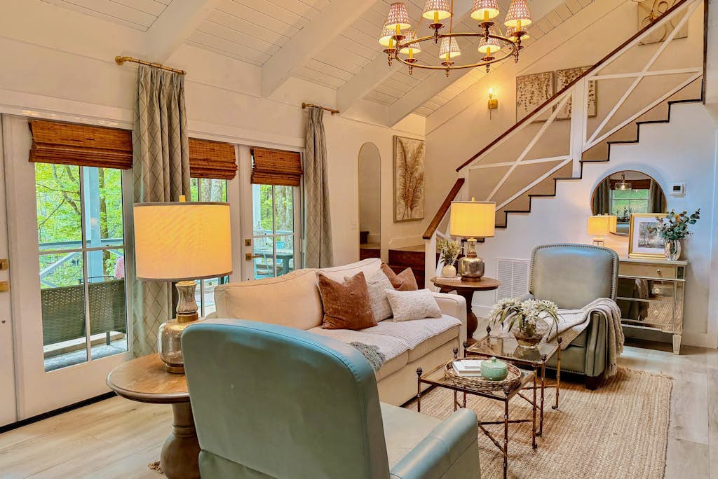 Luxurious house, club amenities, private pond, wood stove, firepit, BBQ, AC