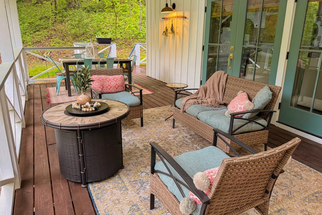 Luxurious house, club amenities, private pond, wood stove, firepit, BBQ, AC