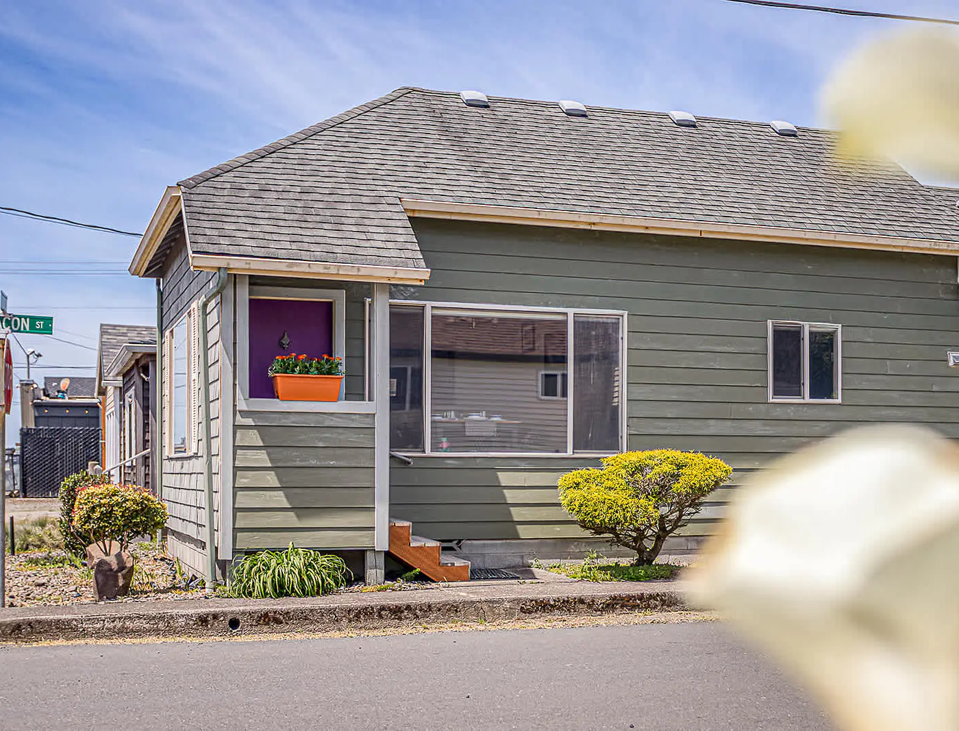 Cozy and Dog Friendly Cottage in the Heart of Rockaway Beach