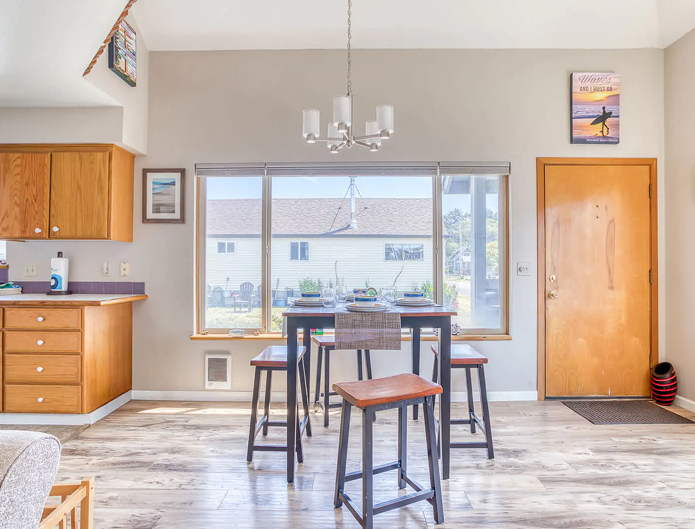 Cozy and Dog Friendly Cottage in the Heart of Rockaway Beach