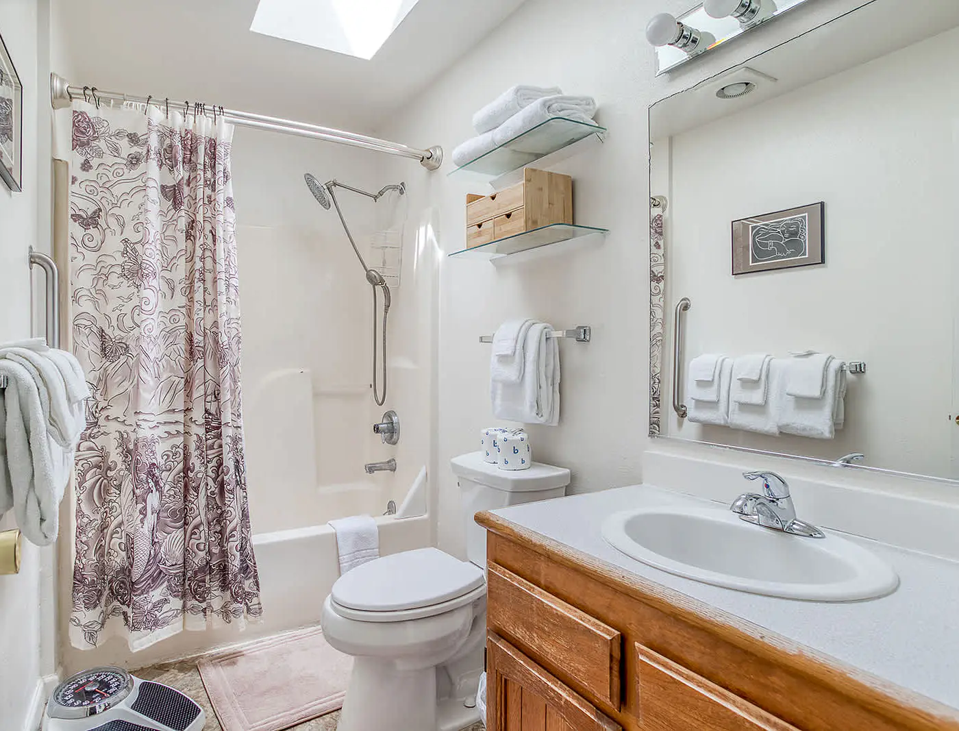 Cozy and Dog Friendly Cottage in the Heart of Rockaway Beach