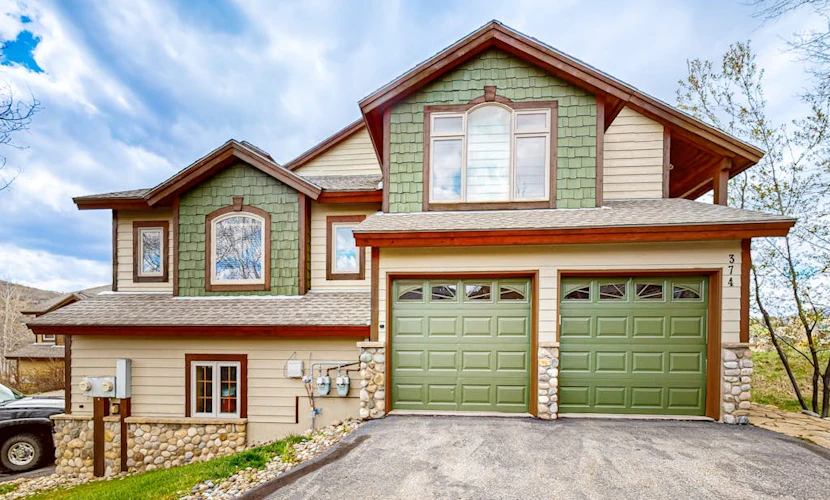 Spacious Home with A/C, Mountain Views, Fireplace & Garage