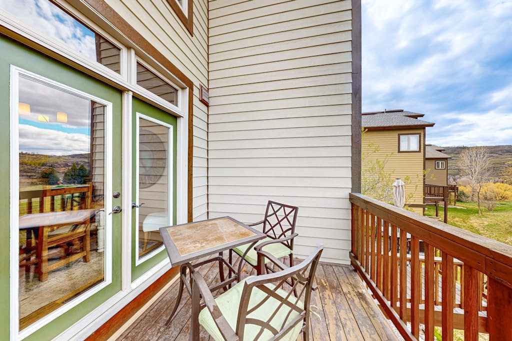 Spacious Home with A/C, Mountain Views, Fireplace & Garage