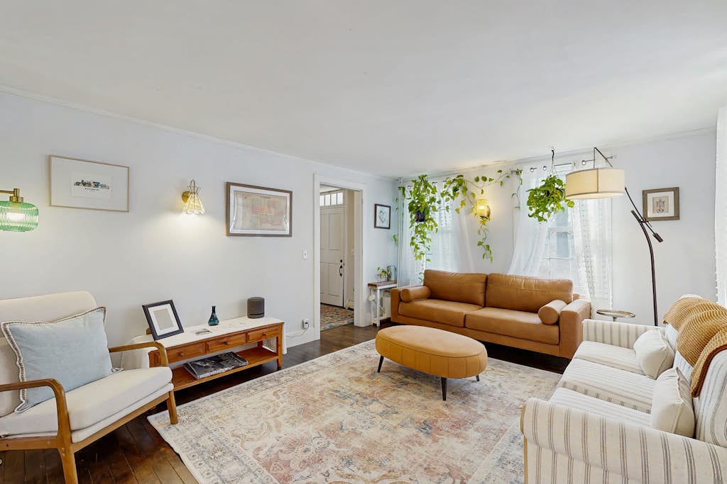 Renovated antique farmhouse near skiing, hiking, shops & dining
