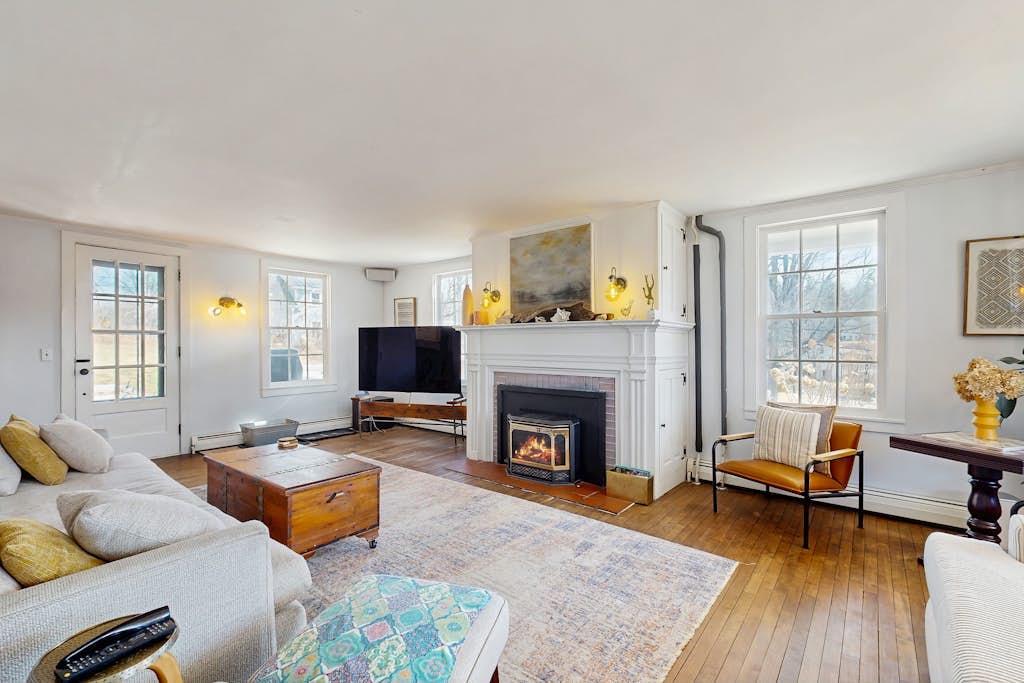 Renovated antique farmhouse near skiing, hiking, shops & dining