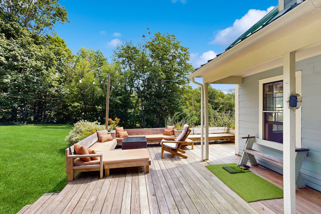 Renovated antique farmhouse near skiing, hiking, shops & dining