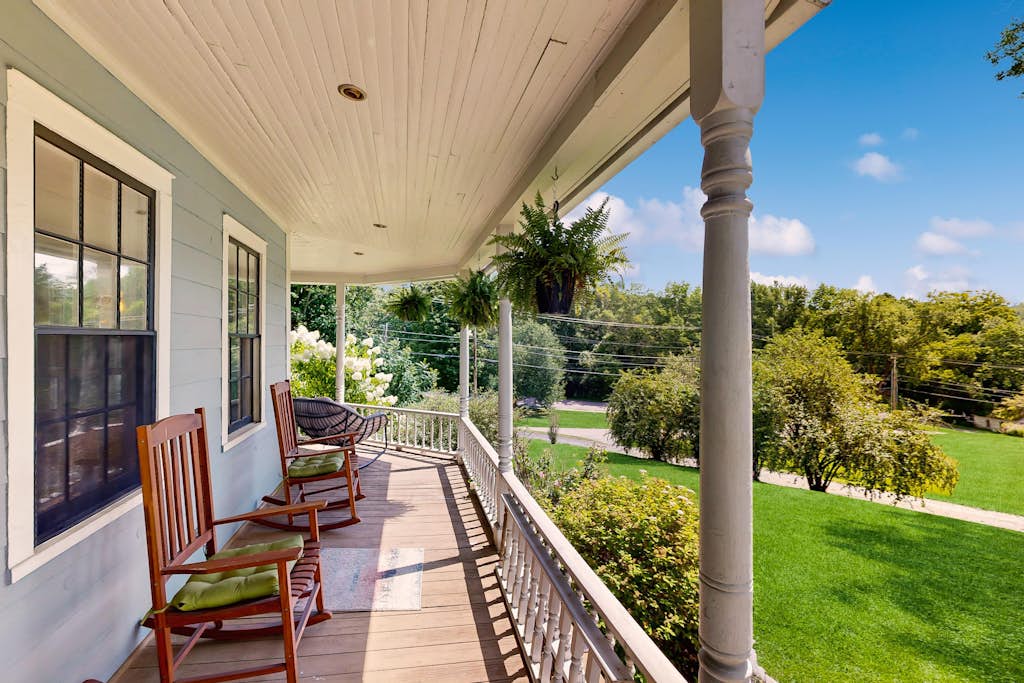 Renovated antique farmhouse near skiing, hiking, shops & dining
