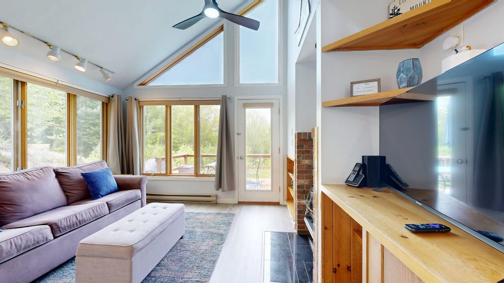 Mountain view, 2-story condo / heated pools, hot tubs, gym & game room access