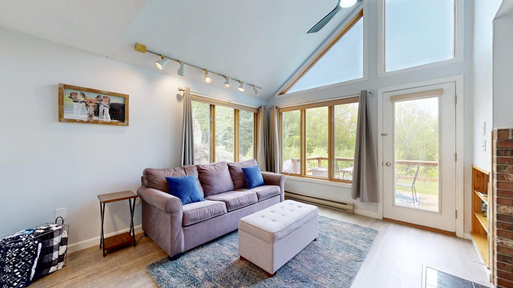 Mountain view, 2-story condo / heated pools, hot tubs, gym & game room access