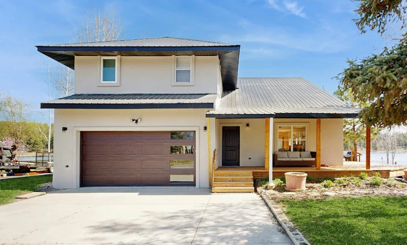 Lakefront home with fully stocked kitchen, fast wifi, W/D and lake views
