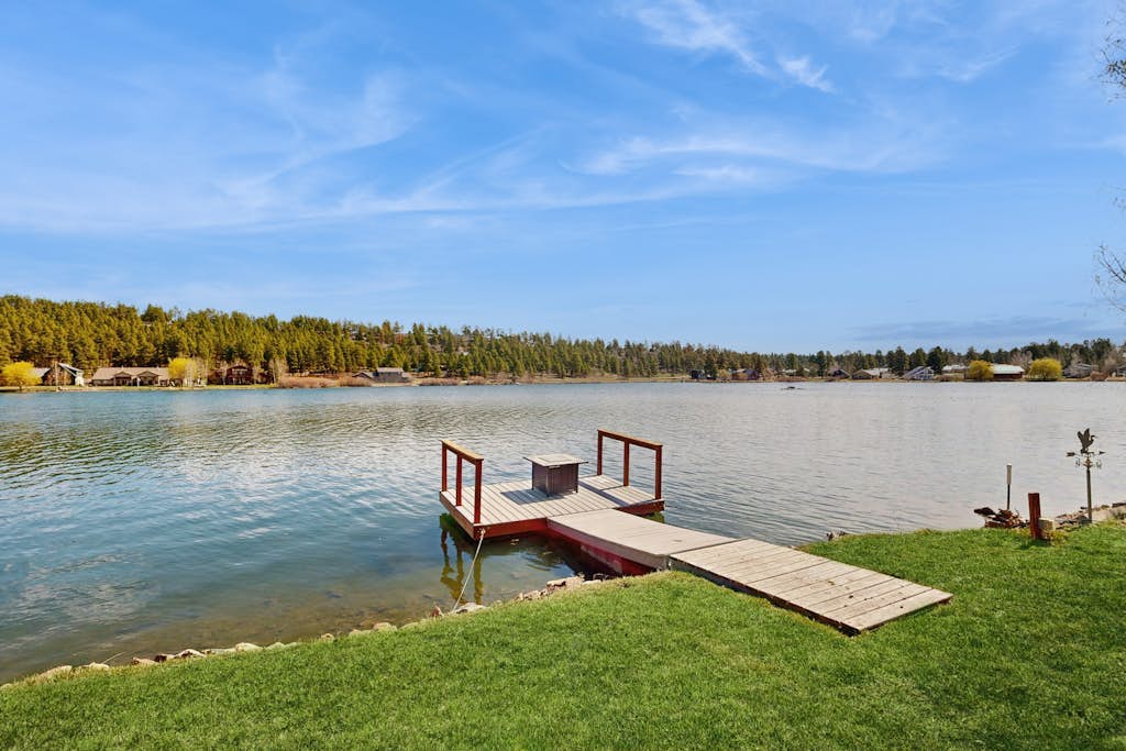 Lakefront home with fully stocked kitchen, fast wifi, W/D and lake views
