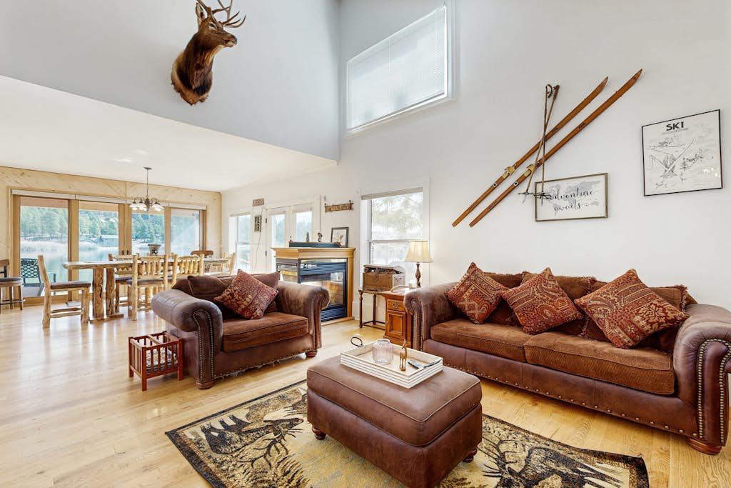 Lakefront home with fully stocked kitchen, fast wifi, W/D and lake views