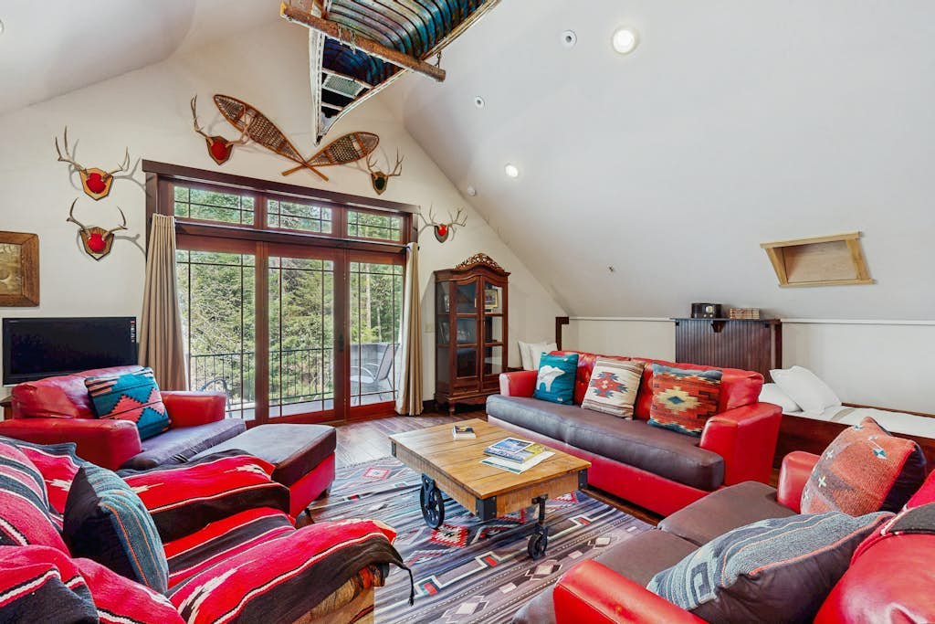 Conveniently located home w/ full kitchen, w/d, deck & near lake