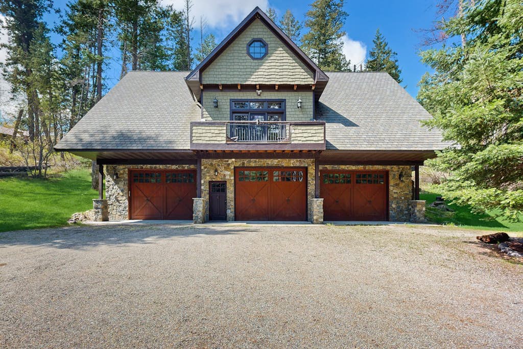 Conveniently located home w/ full kitchen, w/d, deck & near lake