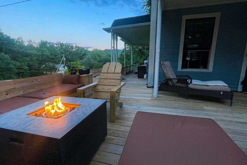 Renovated antique farmhouse near skiing, hiking, shops & dining