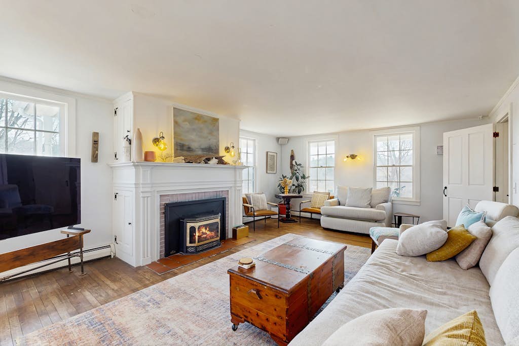 Renovated antique farmhouse near skiing, hiking, shops & dining