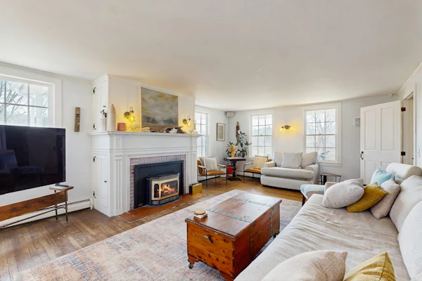 Renovated antique farmhouse near skiing, hiking, shops & dining