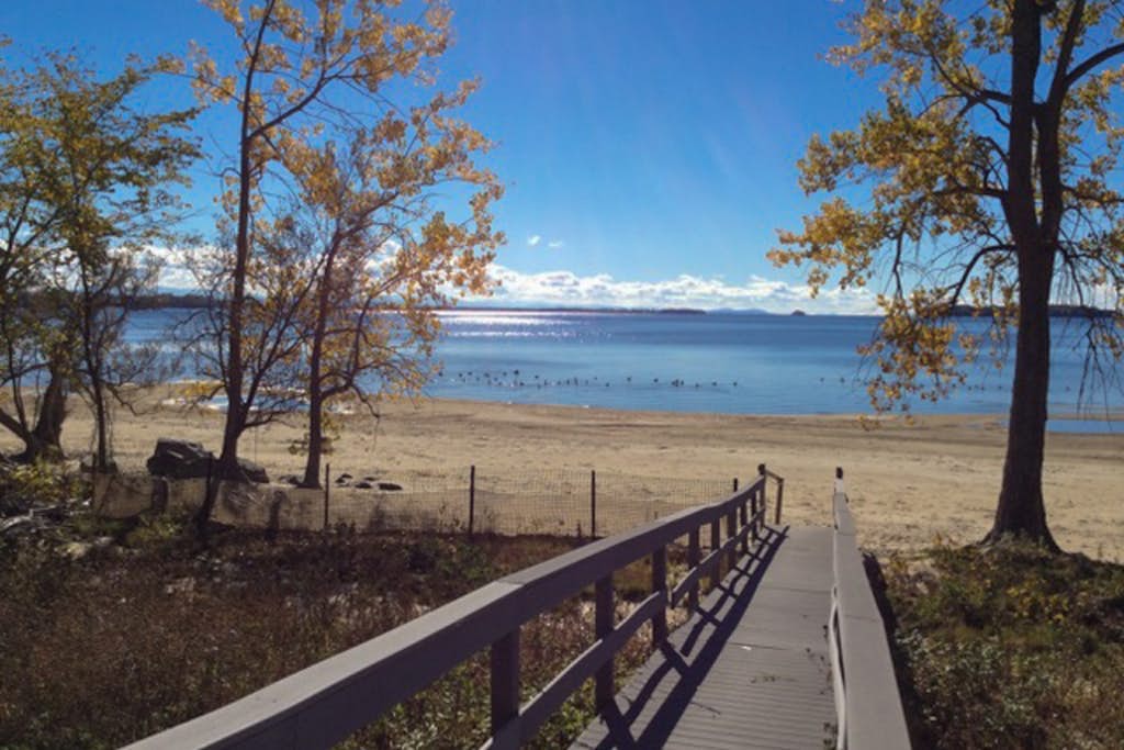 Lakefront Water View Cottage:  Sandy beach, dog friendly, bocce & AC