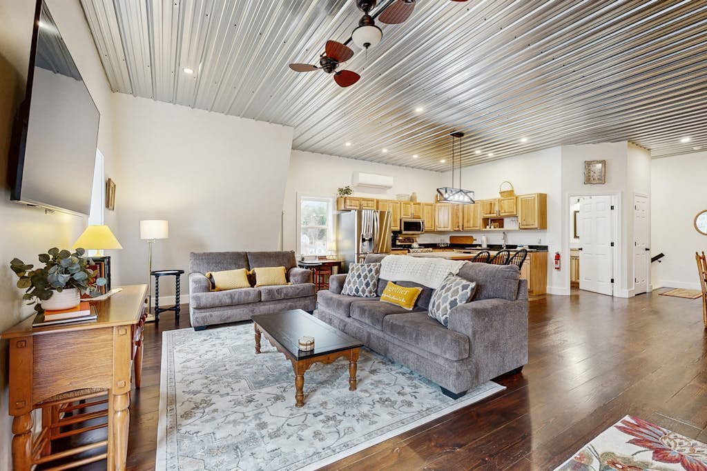 White Mountain peaceful retreat w/ furnished deck, garage, gas grill & location