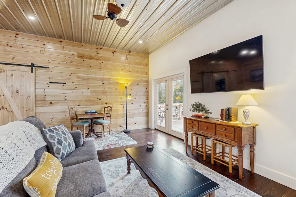 White Mountain peaceful retreat w/ furnished deck, garage, gas grill & location
