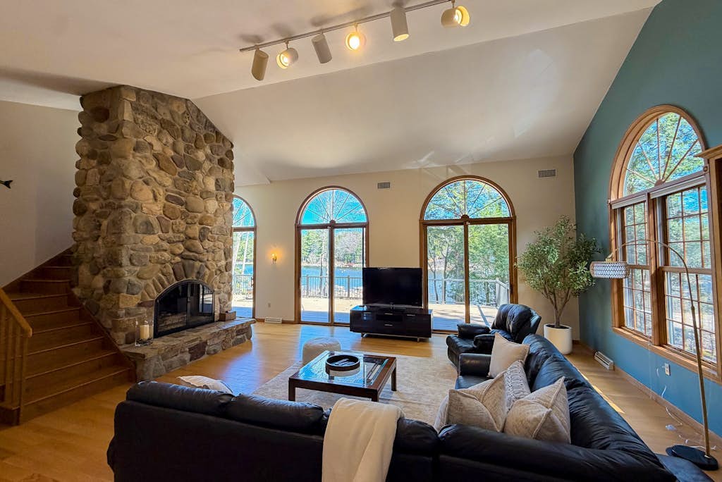 Private beach and dock: Beautiful views, dog friendly, large deck, mooring & AC
