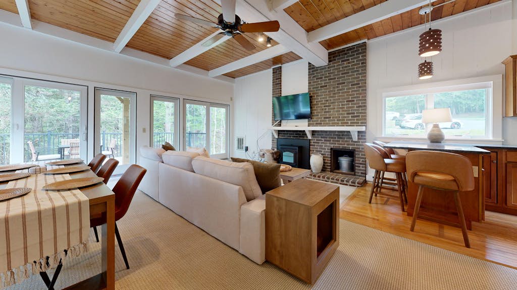 Top of the Hill Retreat / 2 Huge Decks / Scenic Views