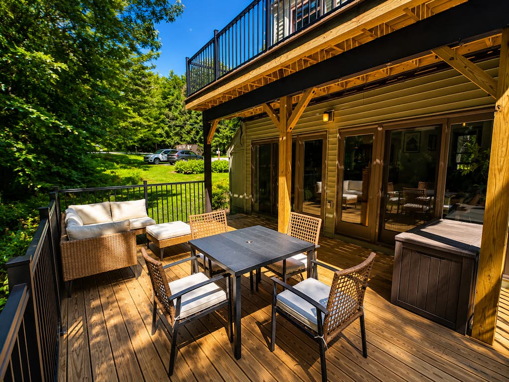 Top of the Hill Retreat / 2 Huge Decks / Scenic Views