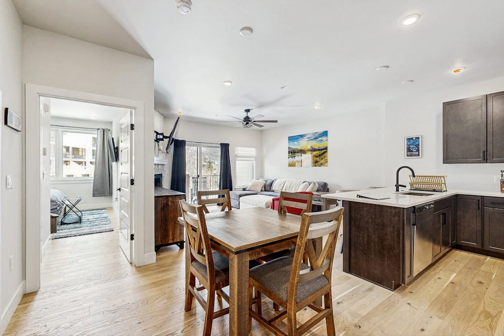 Mountain view condo w/ shared pool, hot tub, gym