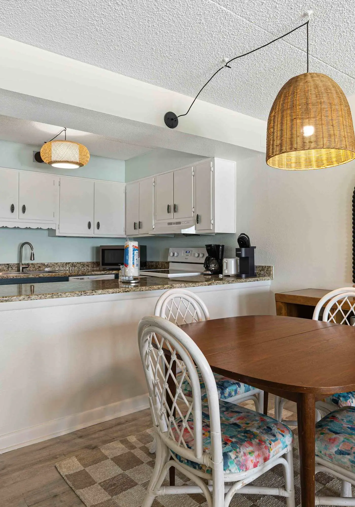 Beachfront Condo, minutes from family friendly attractions