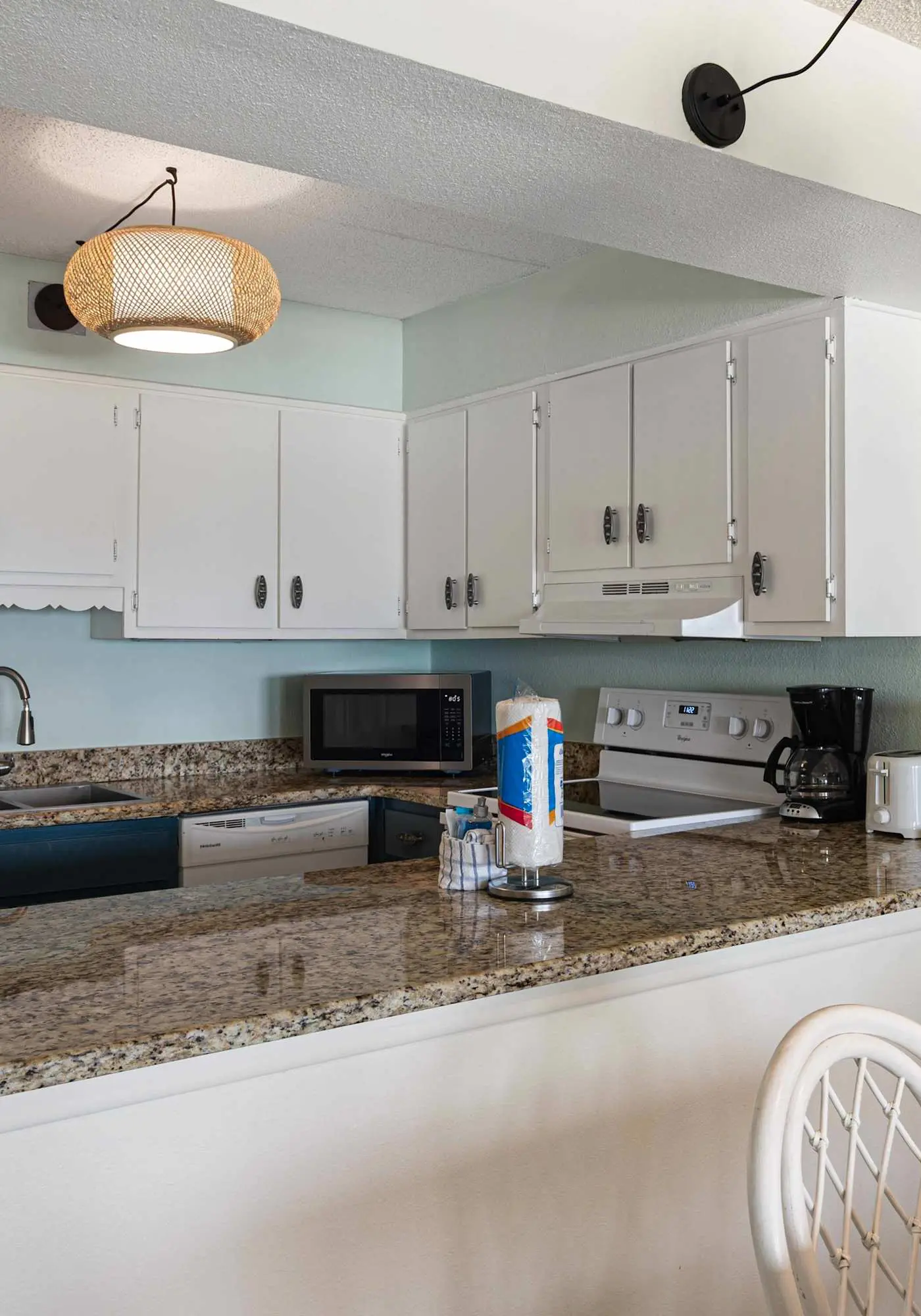 Beachfront Condo, minutes from family friendly attractions