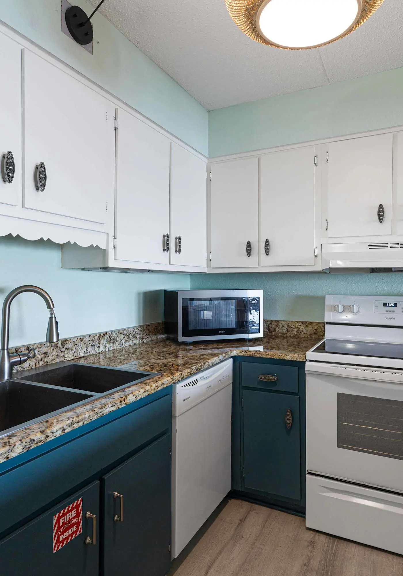 Beachfront Condo, minutes from family friendly attractions