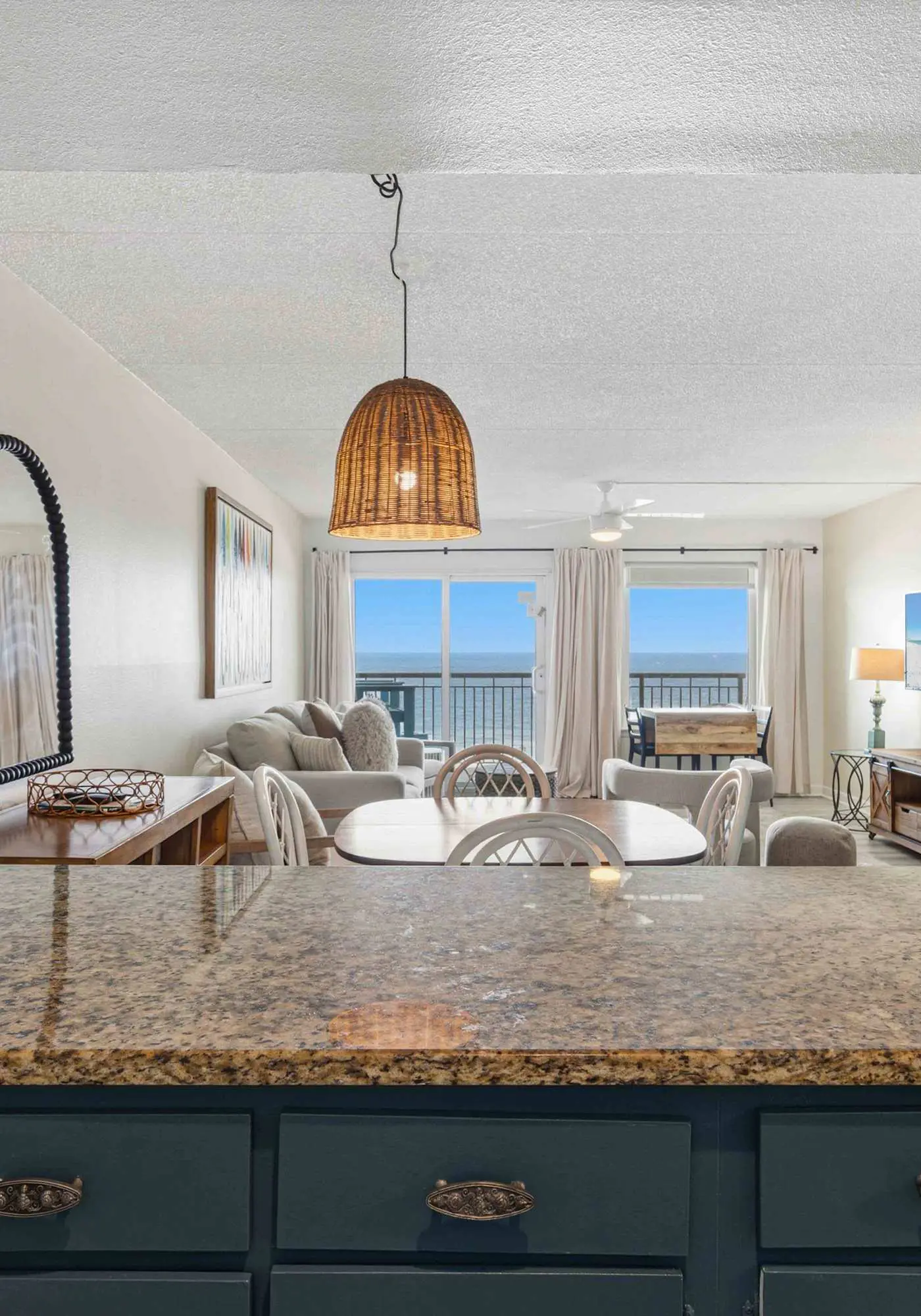 Beachfront Condo, minutes from family friendly attractions