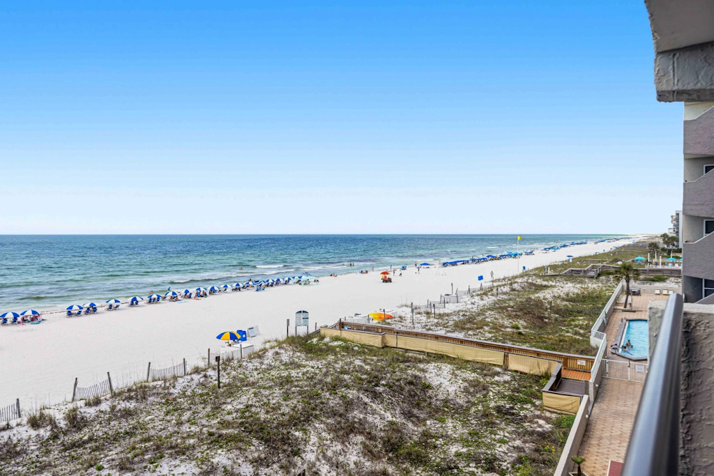 Beachfront Condo, minutes from family friendly attractions
