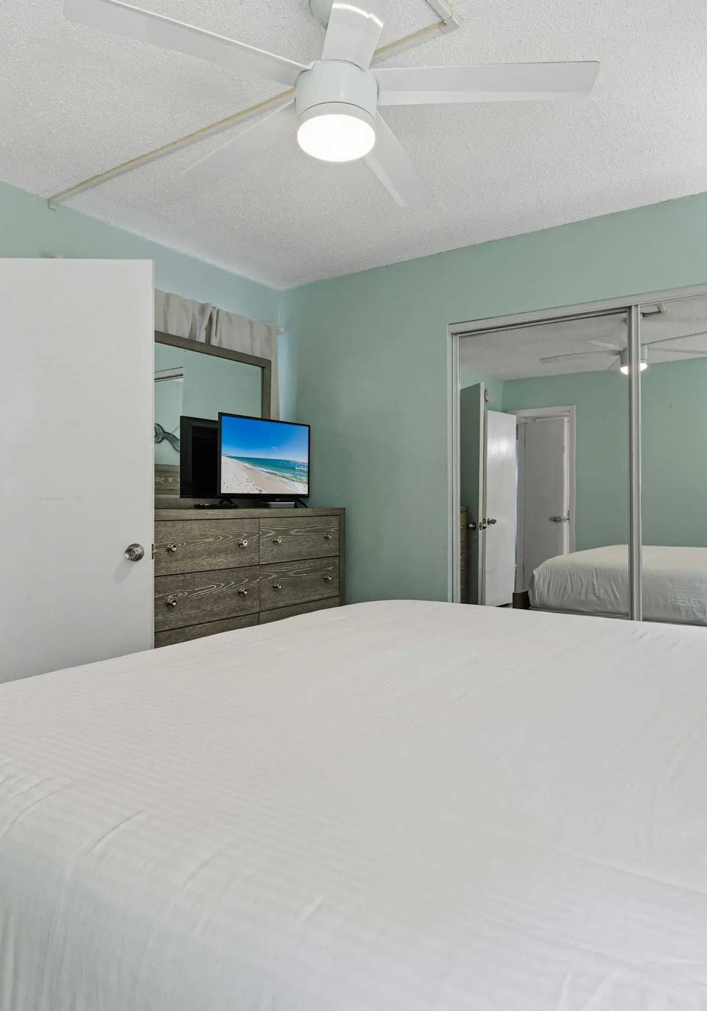 Beachfront Condo, minutes from family friendly attractions