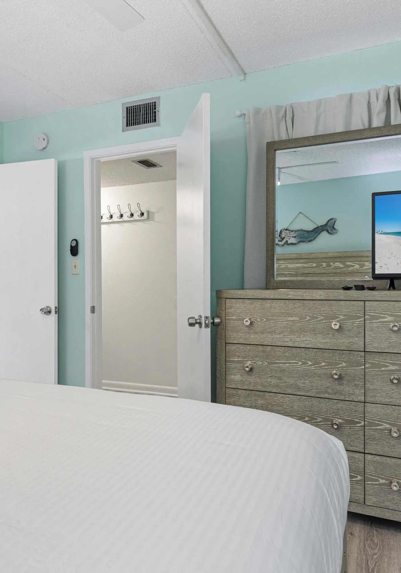 Beachfront Condo, minutes from family friendly attractions