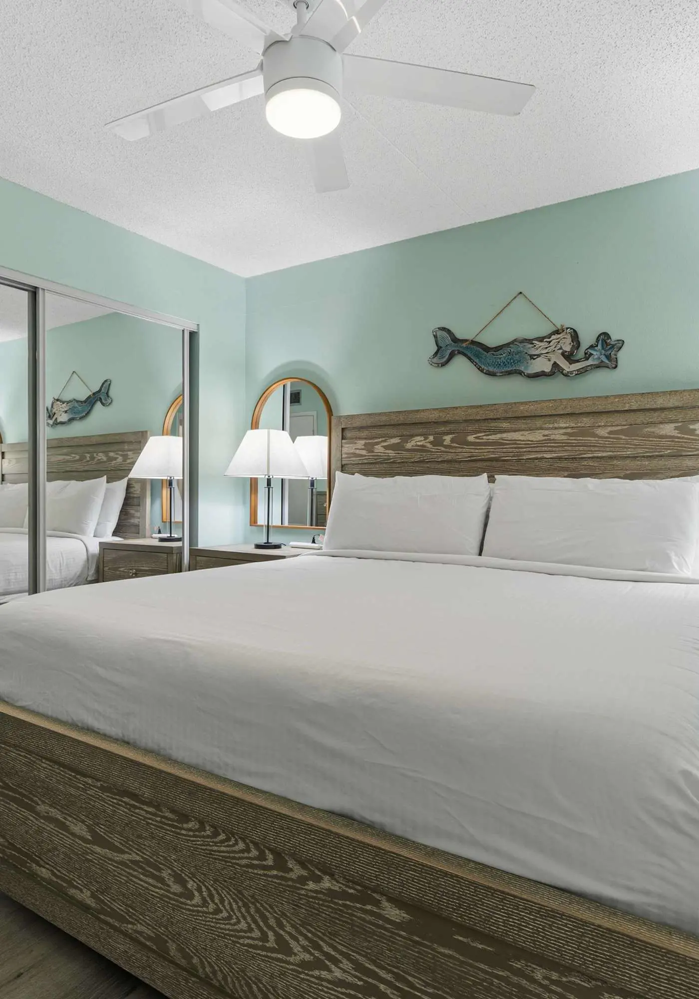 Beachfront Condo, minutes from family friendly attractions