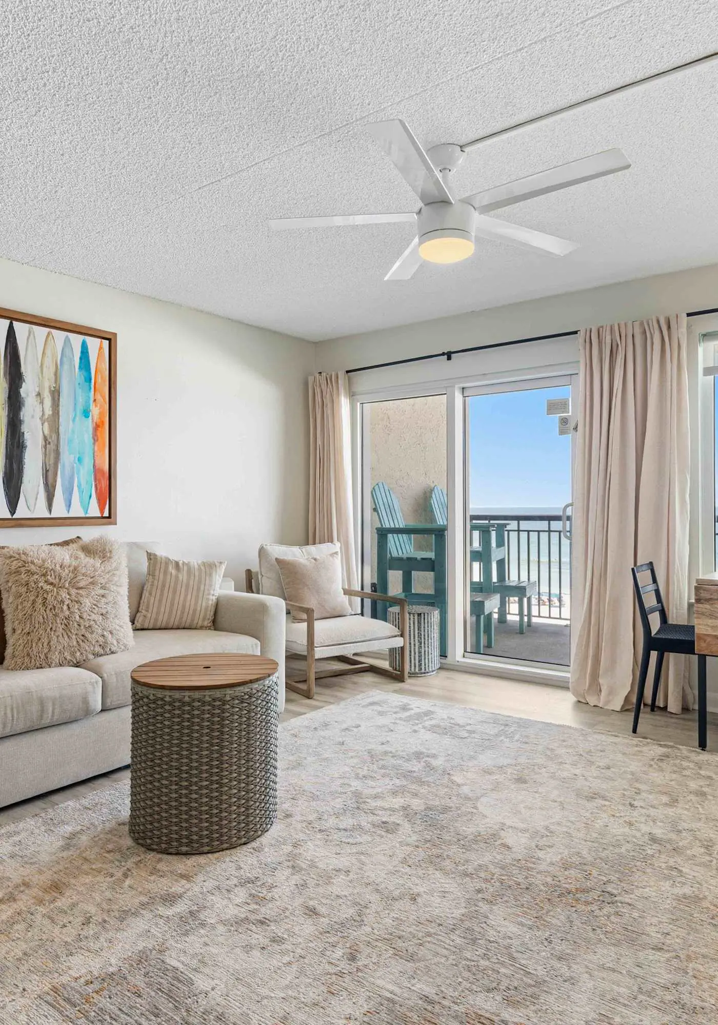 Beachfront Condo, minutes from family friendly attractions