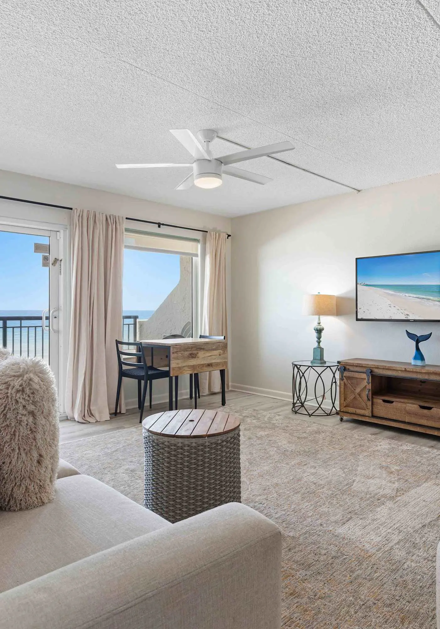 Beachfront Condo, minutes from family friendly attractions