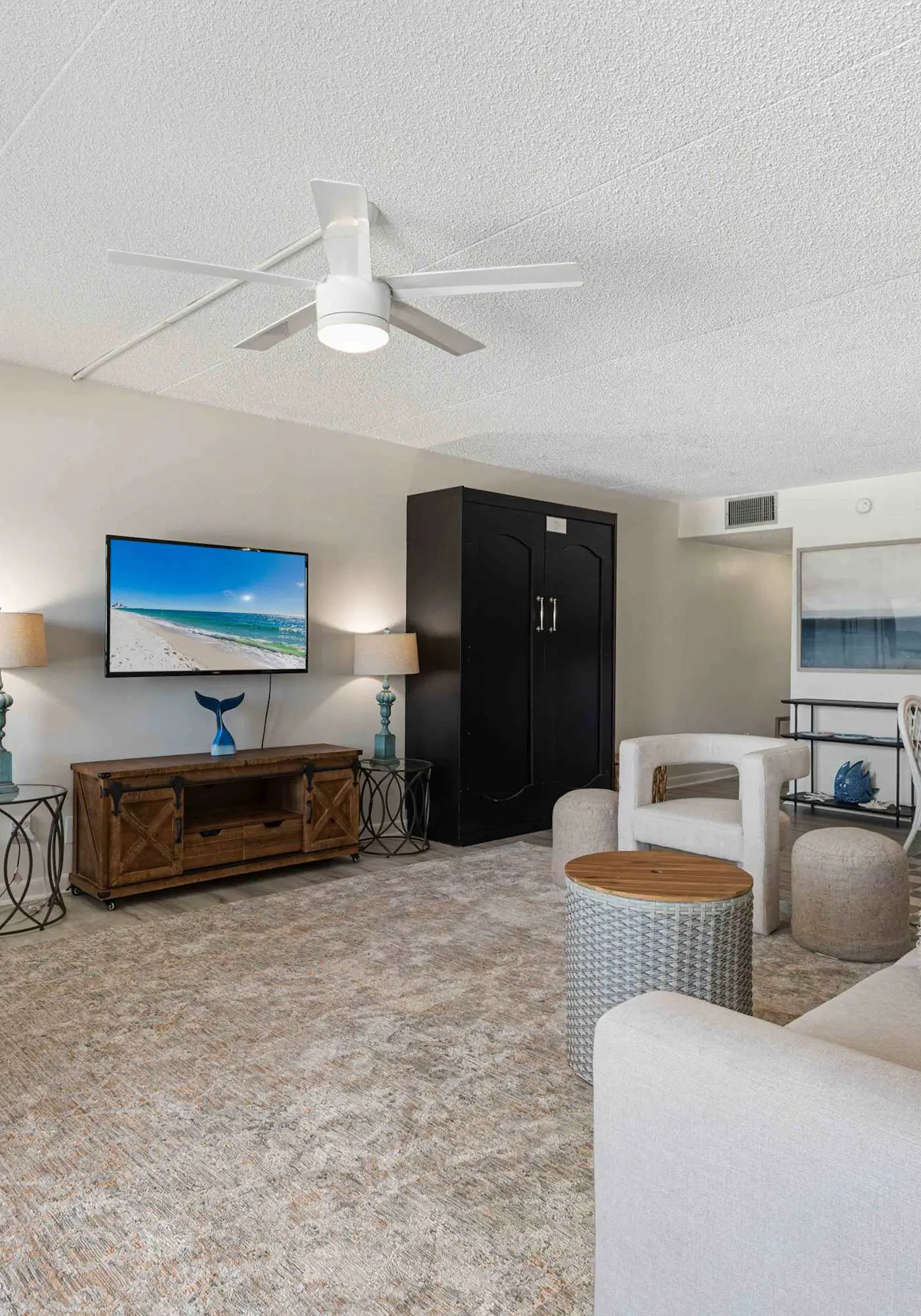 Beachfront Condo, minutes from family friendly attractions