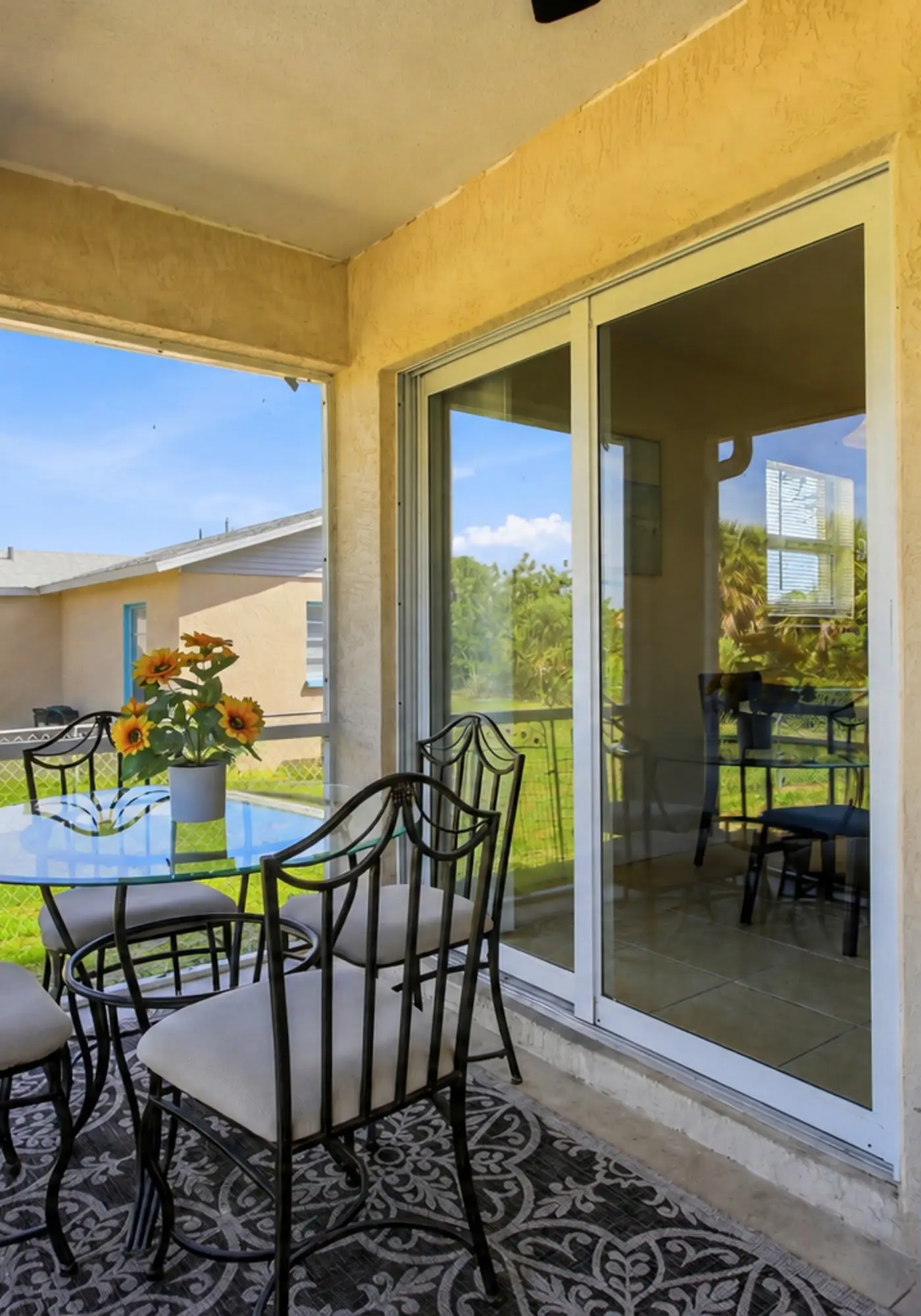 Spacious duplex, dog friendly & full kitchen