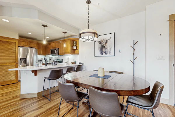 Spacious condo w/ shared pool & hot tub - great location