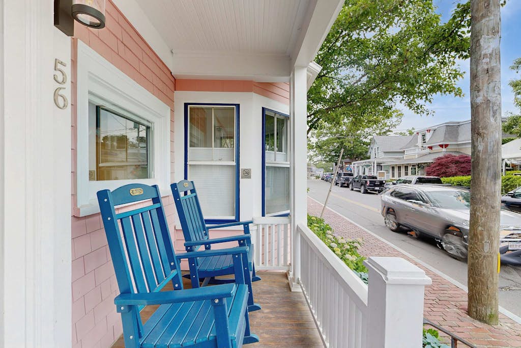 Heart of Oak Bluffs, Walk to Beach & Ferries