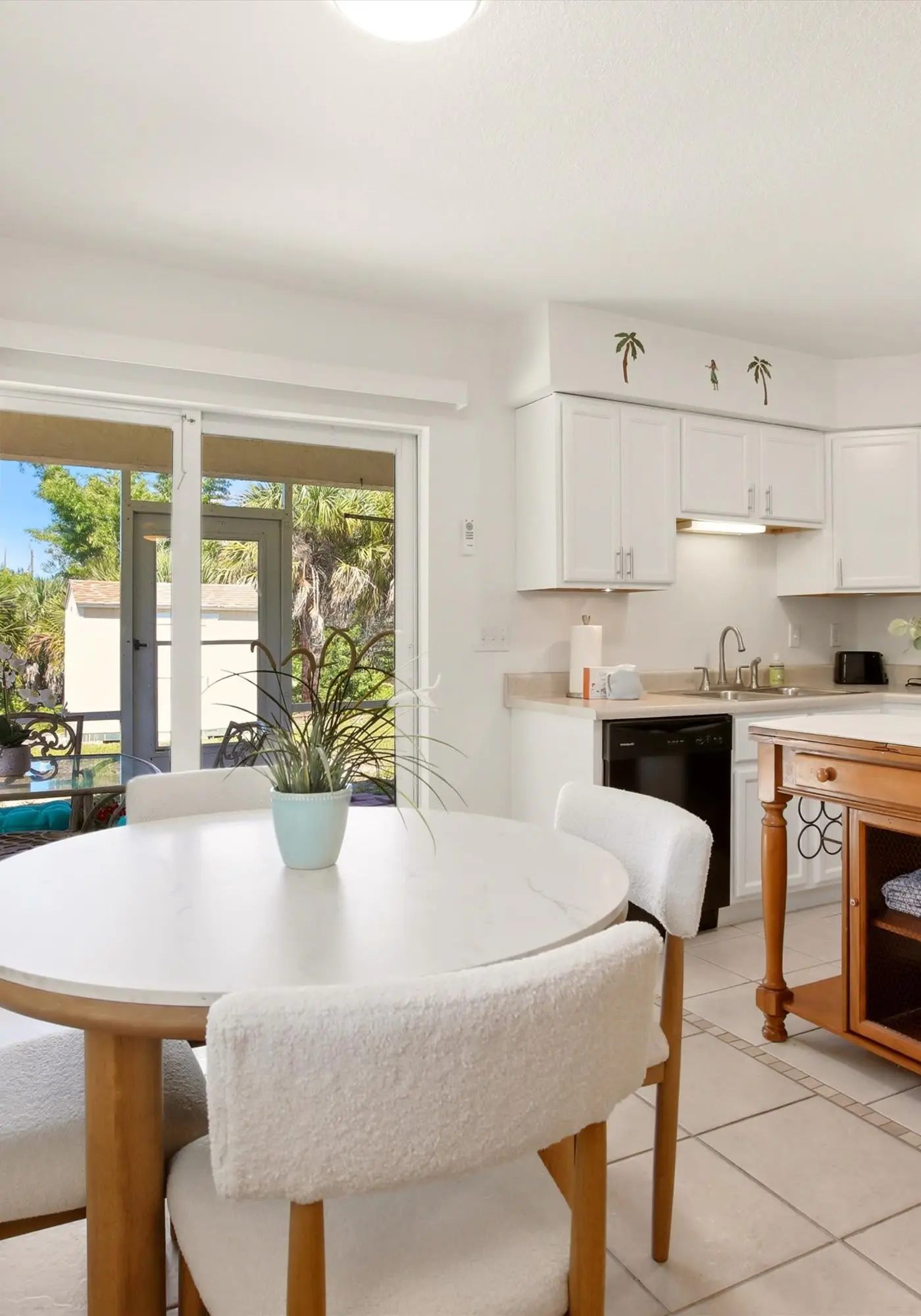 Cozy duplex, dog friendly & close to everything