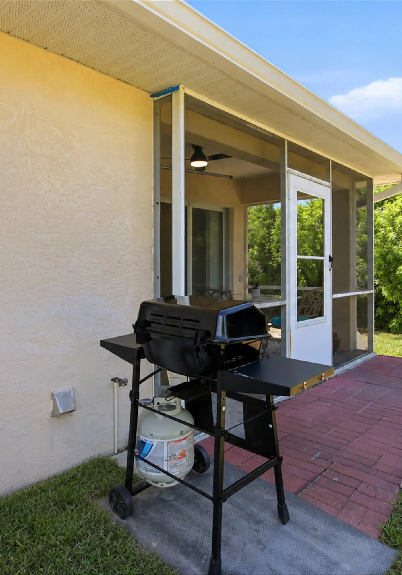 Cozy duplex, dog friendly & close to everything