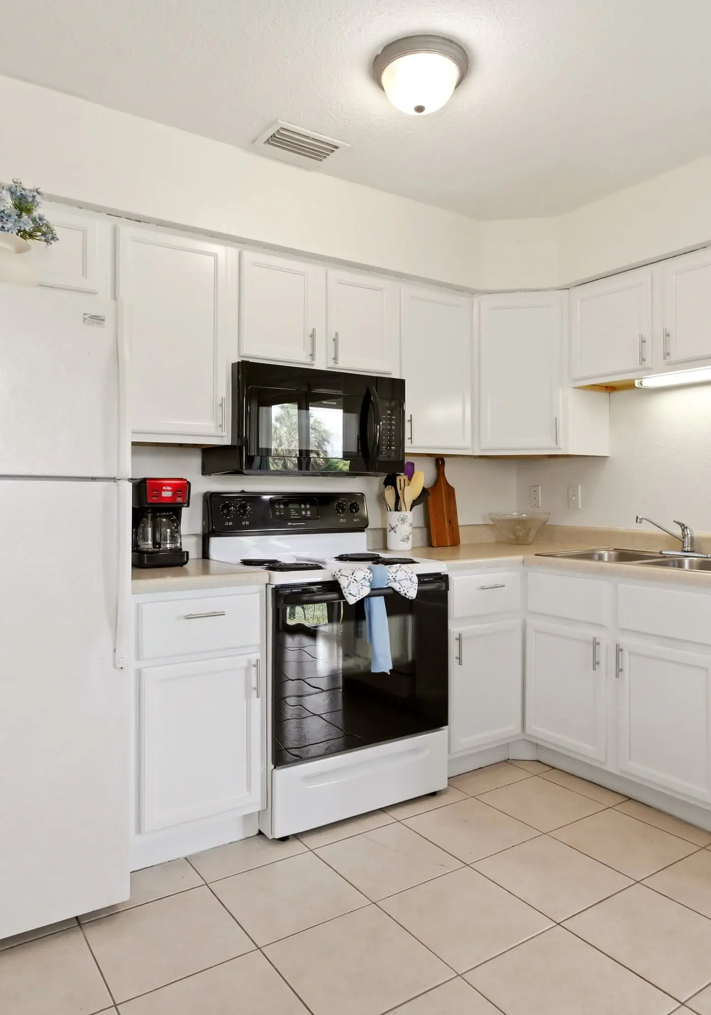 Gorgeous master unit w 2 full kitchens