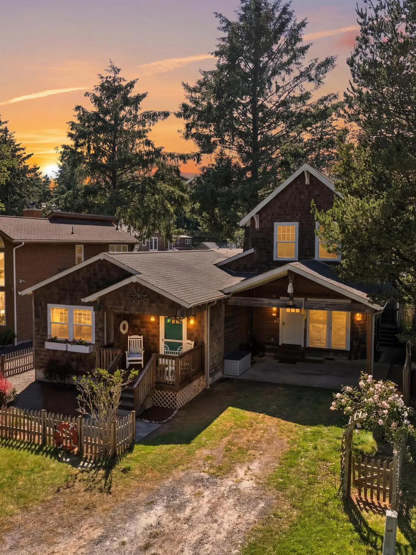 Coastal cottage with hot tub, close walk to beach