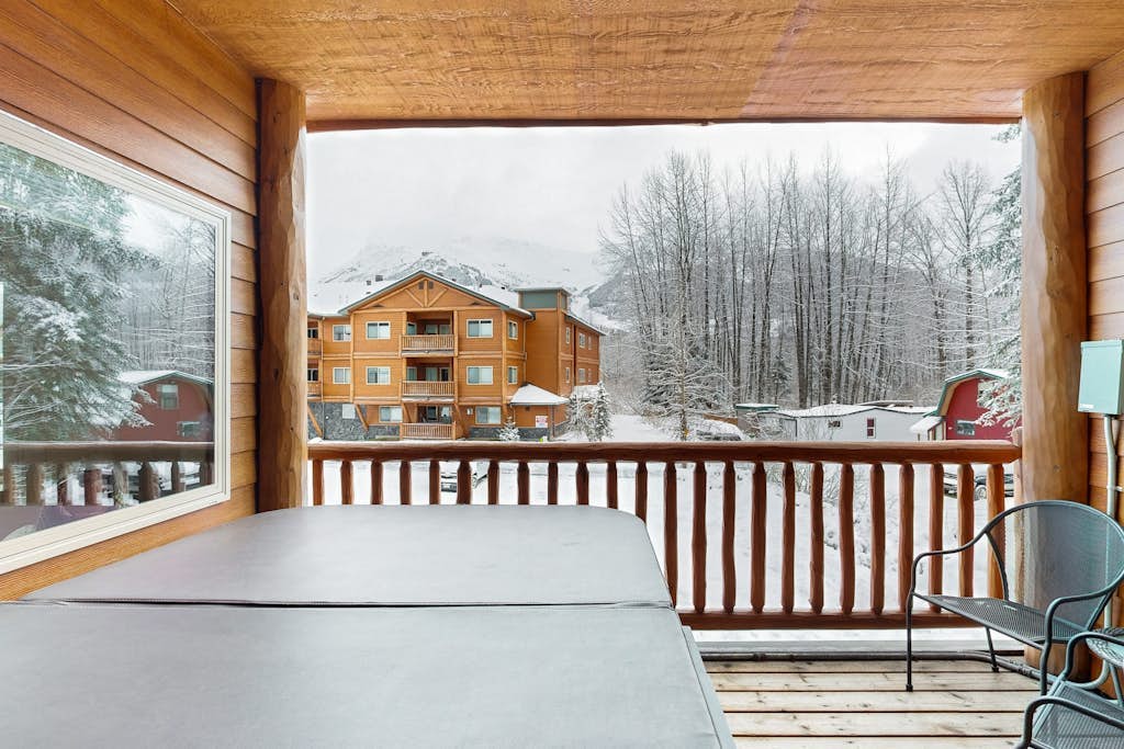 Stunning family-friendly home with private hot tub overlooking mountains