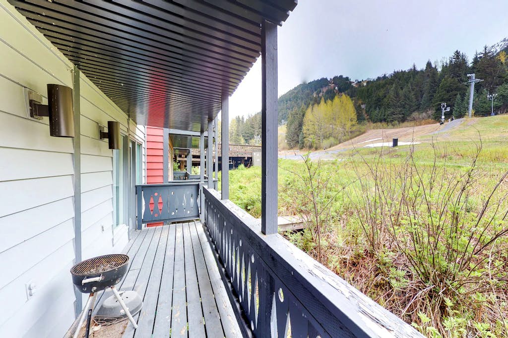 A small, quiet studio condo at the base of Alyeska Resort that lives much bigger than its footprint thanks to a rare, fully equipped kitchen with a dishwasher. Step out your door to ski straight to the lift line, or take a summer trek onto the North Face Trail starting just past the building loop. The layout features a private balcony perfect for morning coffee, clean mountain views, high-speed WiFi, and shared coin-operated laundry facilities on the first floor. Located a brief walk from local shops and fallback dining favorites like Sitzmark Bar & Grill. Standard Specs: Full kitchen with dishwasher, private balcony, flat-screen TV, high-speed WiFi, keypad entry, and shared building laundry. Parking space for two vehicles. True ski-in/ski-out access. Sleeps 2.