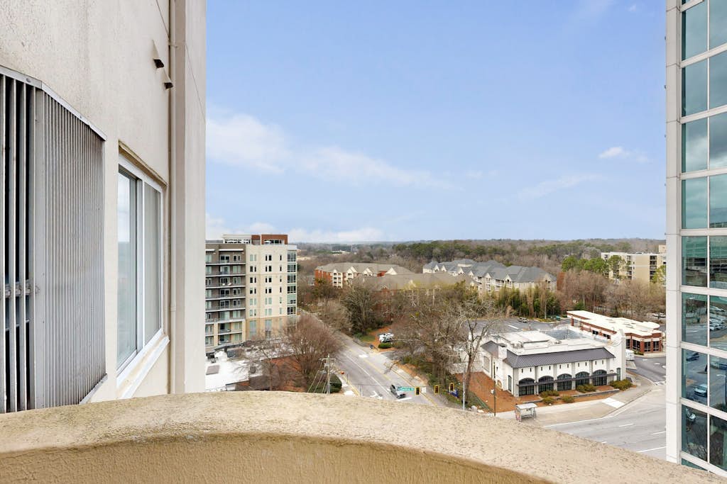8th-floor condo near downtown Atlanta with balcony, fireplace, W/D