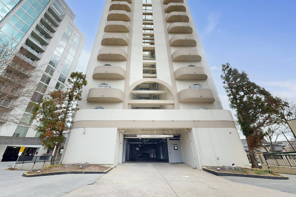 8th-floor condo near downtown Atlanta with balcony, fireplace, W/D